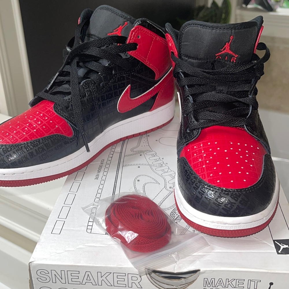 Air Jordan 1’s descriptive black and red worn once 7 youth can fit size 8